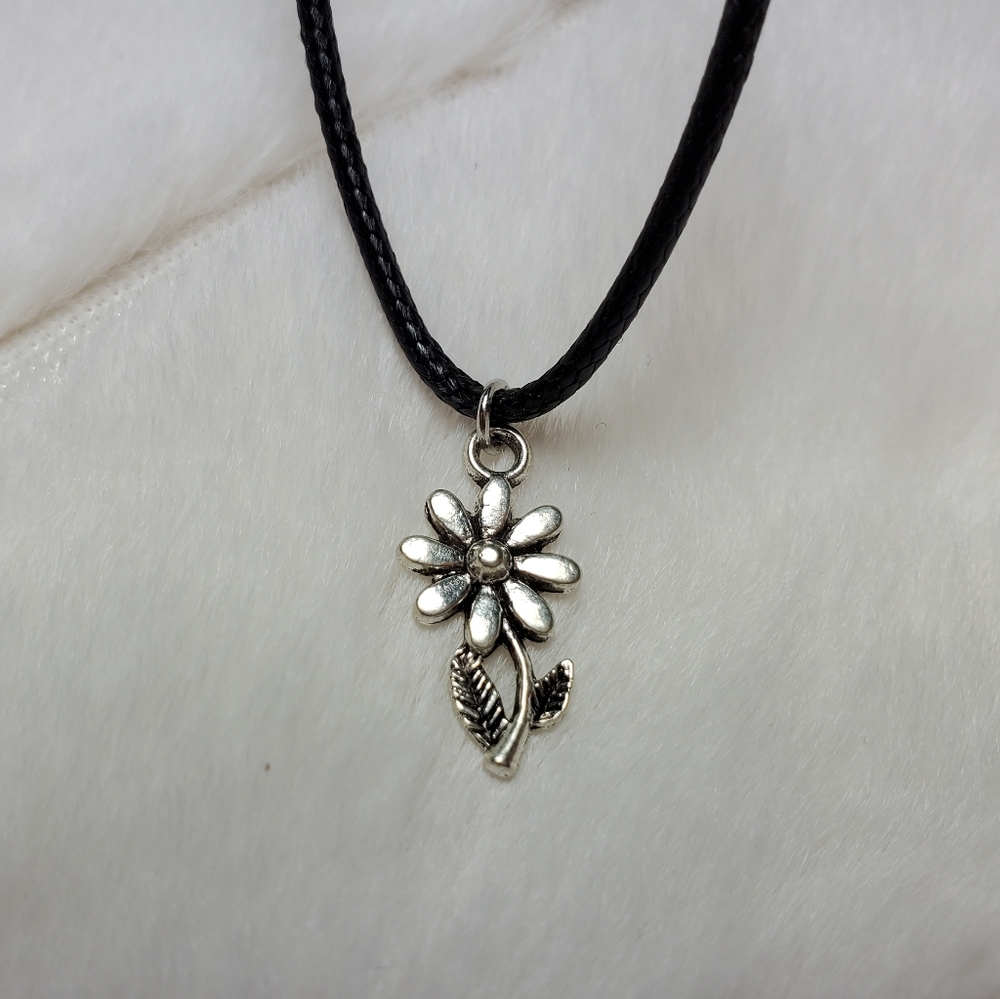 Daisy flower charm necklace